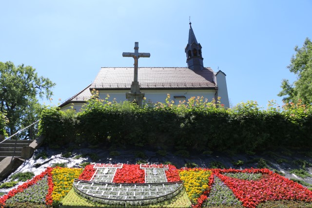 Rzeźba kwiatowa przy kościele pw. św. Stanisława