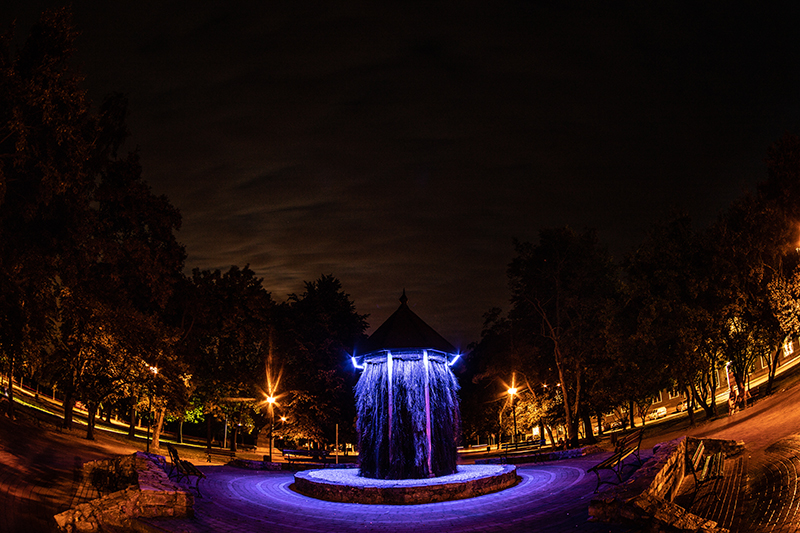 Park na Placu Piłsudskiego nocą