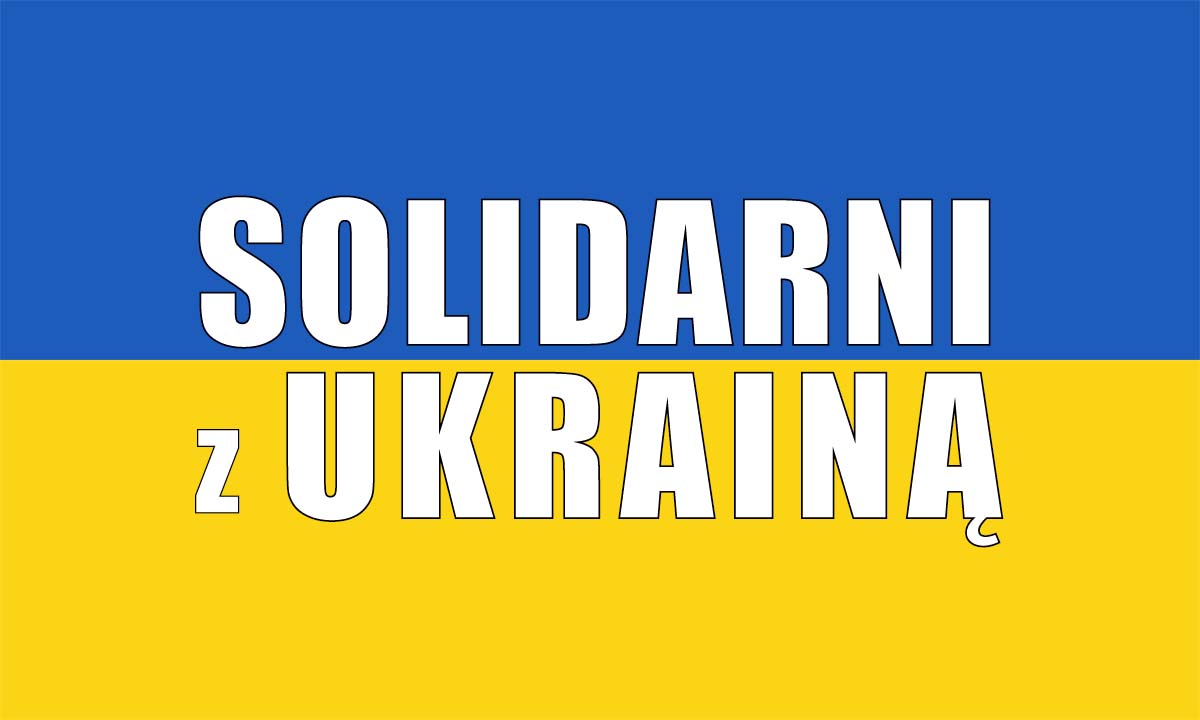 Na niebiesko - żótej fladze Ukrainy napis - solidarni z Ukrainą