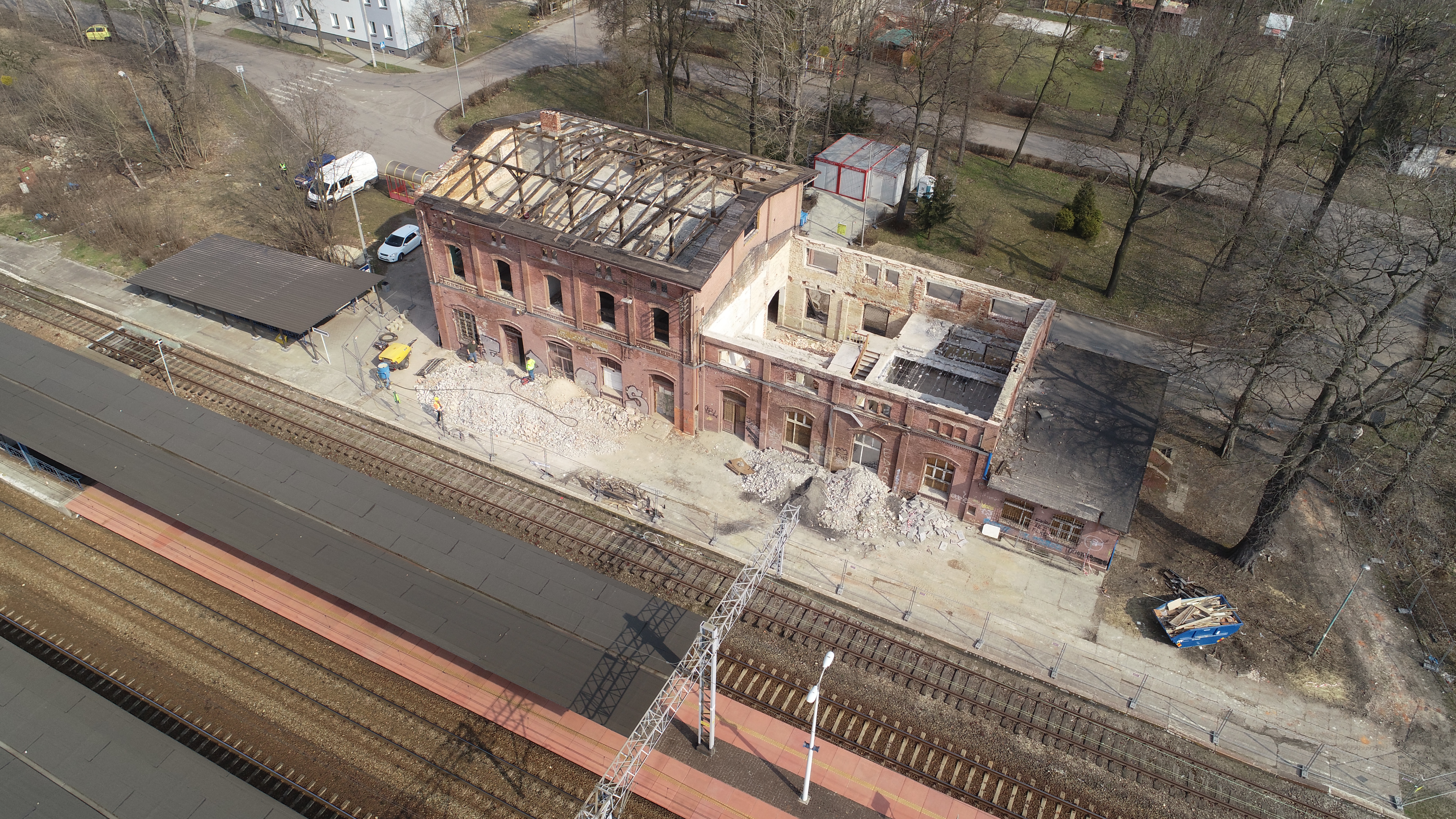 Dawny dworzec kolejowy z lotu ptaka w trakcie prac remontowo - rozbiórkowych. Obiekt nie posiada poszycia dachowego.
