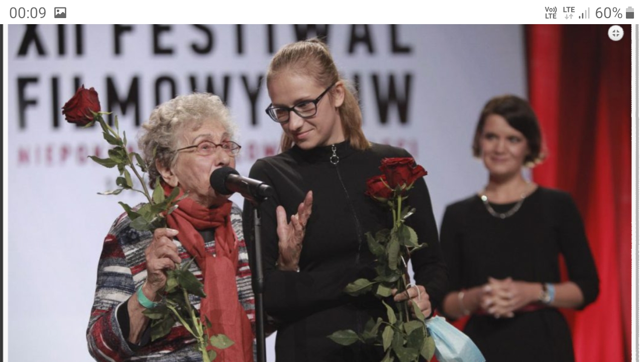 Moment wręczenia nagrody podczas gali XII Międzynarodowego Festiwalu Filmowego Niepokorni Niezłomni Wyklęci w Gdyni. Przy mikrofonie, w otoczeniu dwóch kobiet, przemawia laureatka Sygnetu Niepodległości Maria Walkowiak