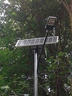 Lampa solarna na przystanku autobusowym