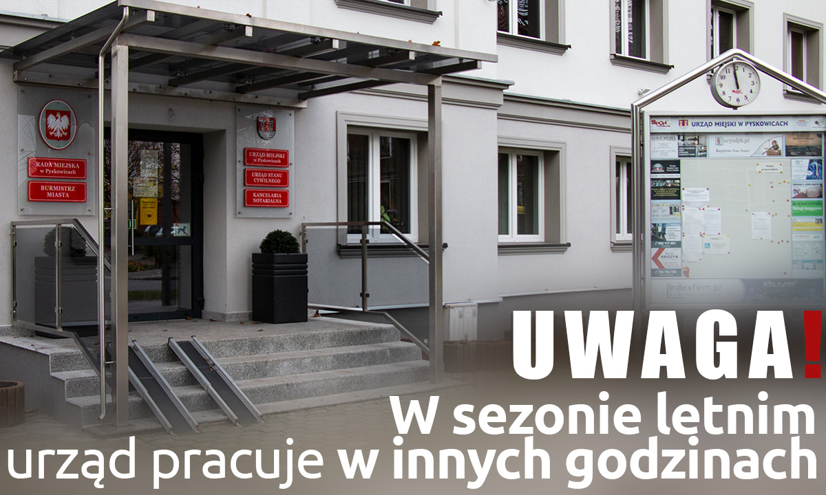 Front Urzędu Miejkiego w Pyskowicach, napis: W sezonie letnim urząd pracuje inaczej