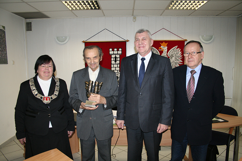 Na zdjęciu od lewej: Przewodnicząca Rady Miejskiej Jolanta Drozd, Władysław Macowicz, Burmistrz Miasta Pyskowice Wacław Kęska, Wiceprzewodniczący RM Józef Rubin