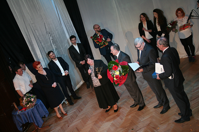 Na zdjęciu: scena sali widowiskowej MOKiS, a na niej przedstawiciele samorządu Miasta Pyskowice oraz członkowie Młodzieżowego Teatru Carpe Diem w trakcie wręczania Pyskowickich Wież