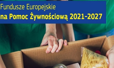 Skrzynka z żywnością i dłoń trzymająca ją za brzeg. Napis: Fundusze Europejskie na pomoc żywnościową 2021 - 2027