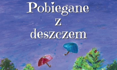 Rysunek zielonych drzew, fioletowego nieba i fruwających parasoli - czerwonego i niebieskiego. Napis - pobiegane z deszczem