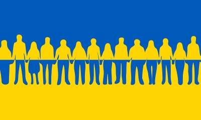 Grafika - postaci ludzie w kolarach niebieskim i żółłtym trzymają się za ręce na tle flagi niebiesko - żółtej