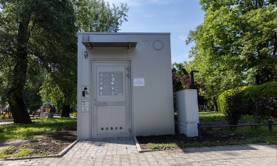 Automatyczna toaleta kabinowa wśród drzew 