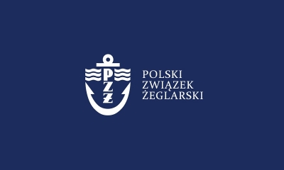Na grantowy tle napis białym kolorem Polski Związek Żeglarski