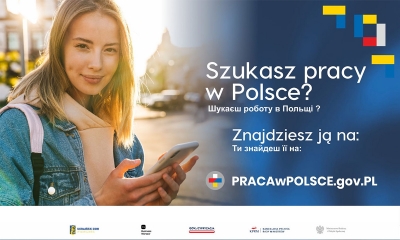 Młoda uśmiechnięta dziewczyna trzyma w dłoniach komórkę; tekst w języku polskim i ukraińskim: Szukasz pracy w Polsce? Znajdziesz ją na: PRACAwPOLSCE.gov.pl