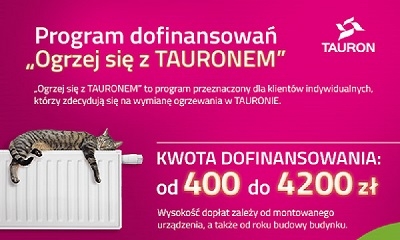 Ulotka programu "Ogrzej się z Tauronem" w różowych barwach firmy, po lewej stronie kot leżący na grzejniku, w treści zasady otrzymania dofinansowania do wymiany źródła ciepła od 400 do 4200 zł
