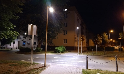 Ulica w nocy. Badzo dobrze oświetlone przejście dla pieszych