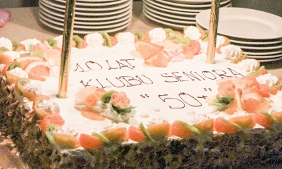 Obrazek tortu z napisem "10 lat Klubu Seniora 50+"