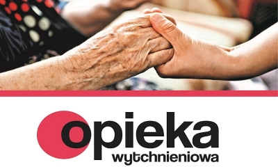 Zdjęcie ze zbliżeniem rąk młodej i starszej osoby, która jest trzymana za nie przez młodszą. Podpis - opieka wytchnieniowa.