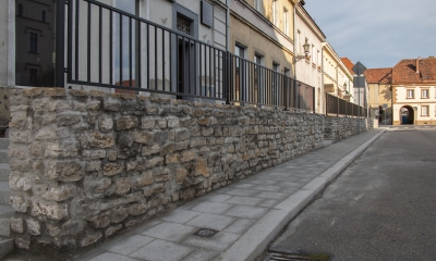 Nowy chodnik, schody, barierka. Ulica Powstańców Śląskich po przemianie 