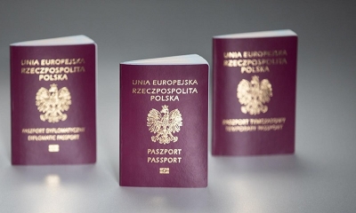 Trzy polskie paszporty  ustawione obok siebie