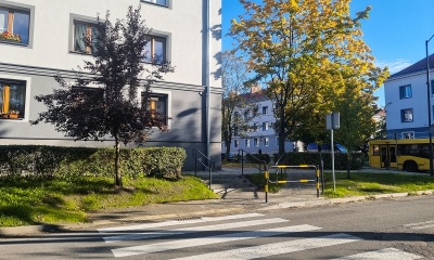 Przejście dla pieszych z podjazdem po prawej stronie 
