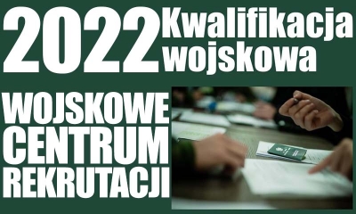 Na zielonym tle napis kwalifikacja wojskowa 2022, w dolnym prawym rogu zdjęcie biurka i dłoni dwóch siedzących naprzeciw siebie ludzi, ten po prawej trzyma długopis i wydaje książeczkę wojskowągo mężczyzn, p