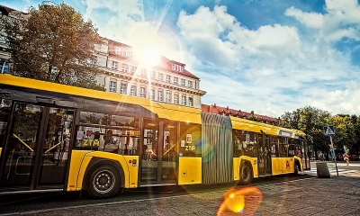 Żołty autobus w promieniach słońca